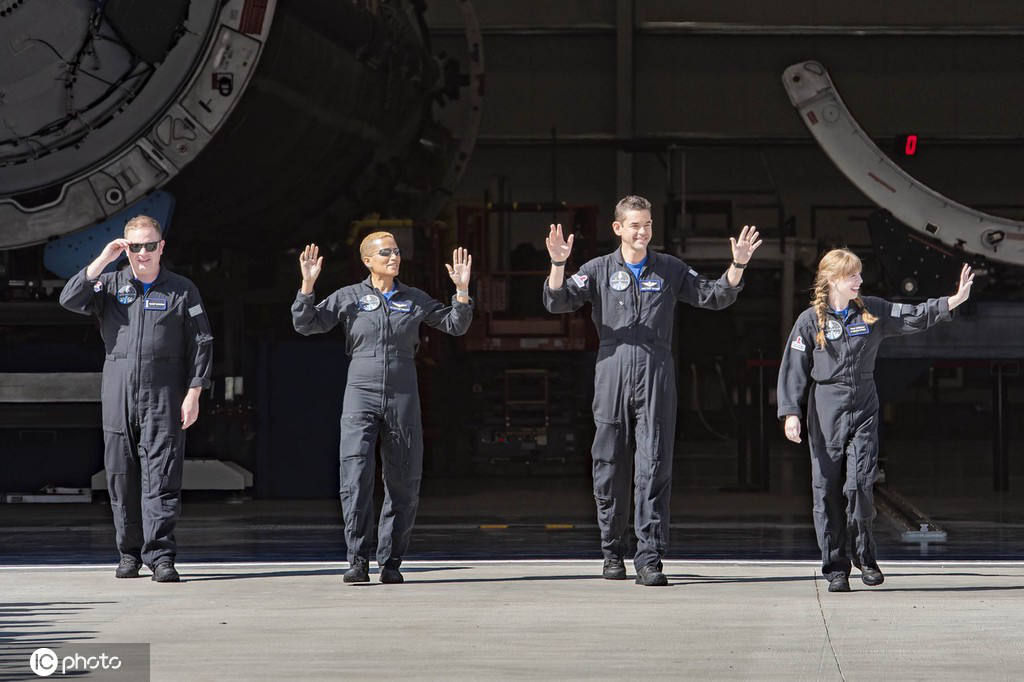 搭乘Space  X进入太空的四名成员。这是世界首个进入地球轨道的“全部非专业宇航员机组”。
